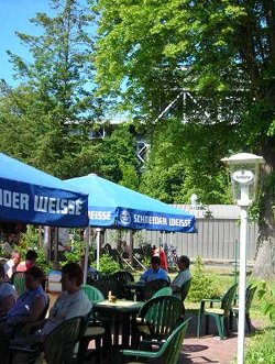 Biergarten mit Blick auf das Schiffshebewerk Niederfinow Biergarten mit Blick auf das Schiffshebewerk Niederfinow